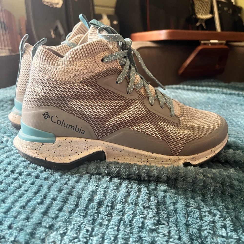 Columbia Women's Gray Athletic Shoes